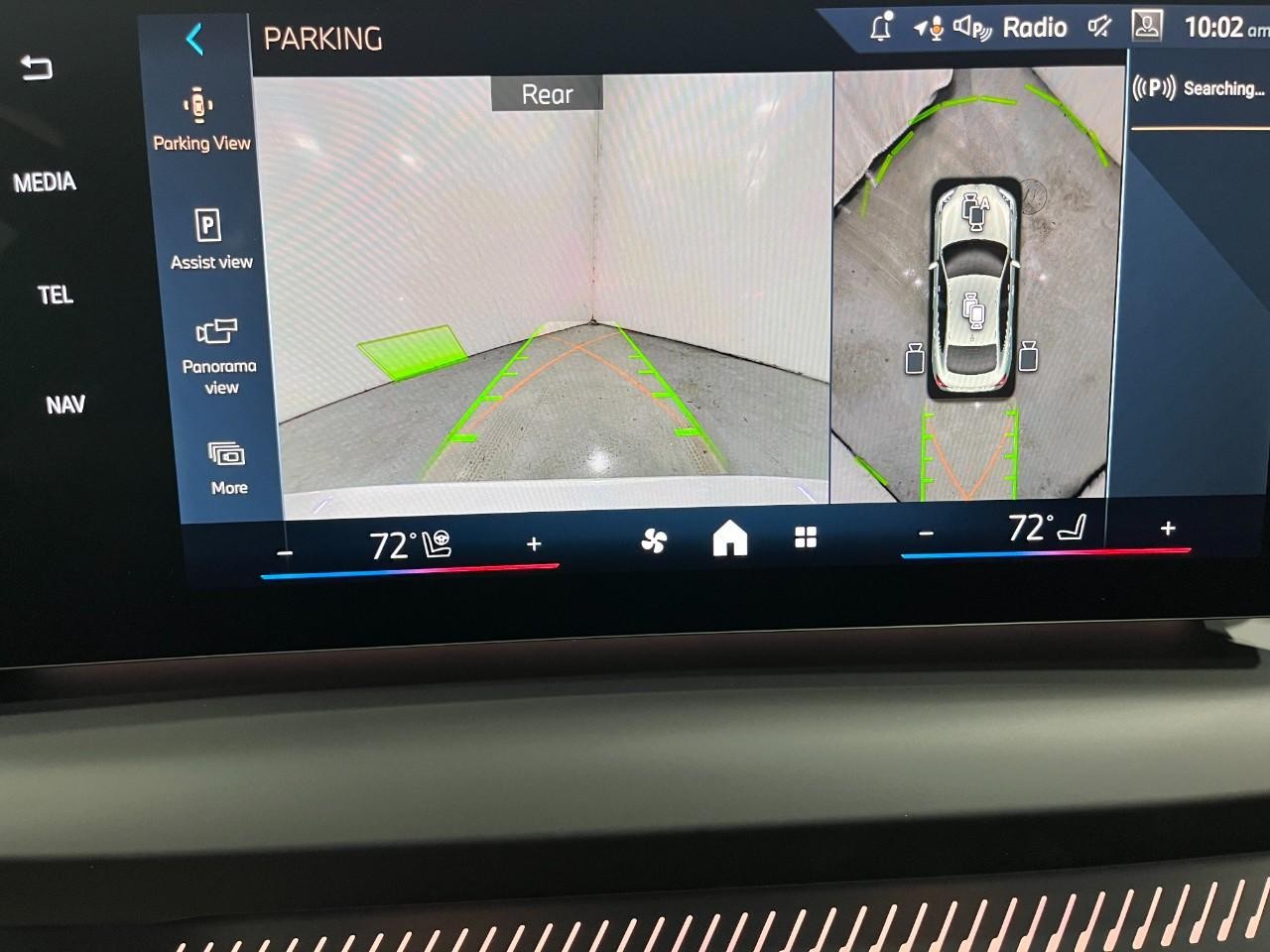 BMW 2 Series Vehicle Full-screen Gallery Image 26