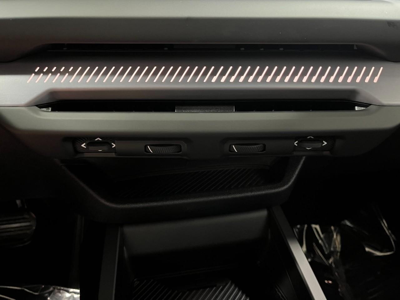 BMW 2 Series Vehicle Full-screen Gallery Image 28