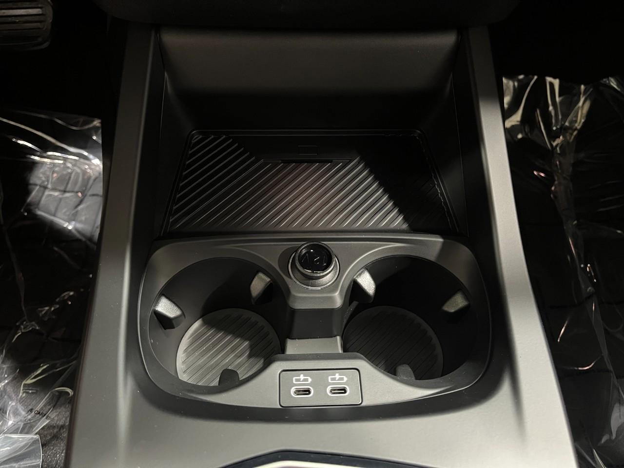 BMW 2 Series Vehicle Full-screen Gallery Image 29