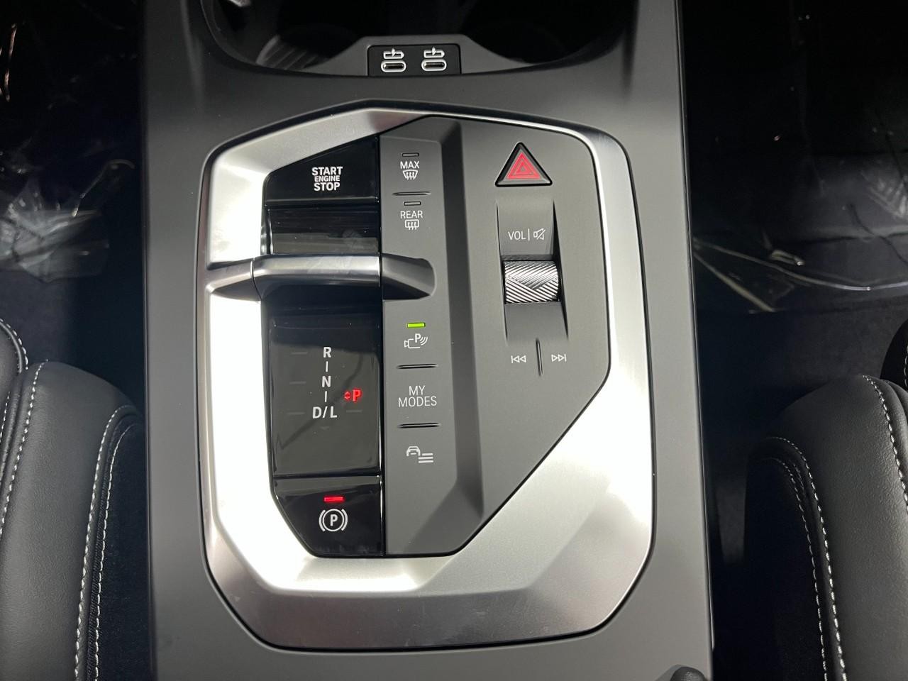 BMW 2 Series Vehicle Full-screen Gallery Image 30