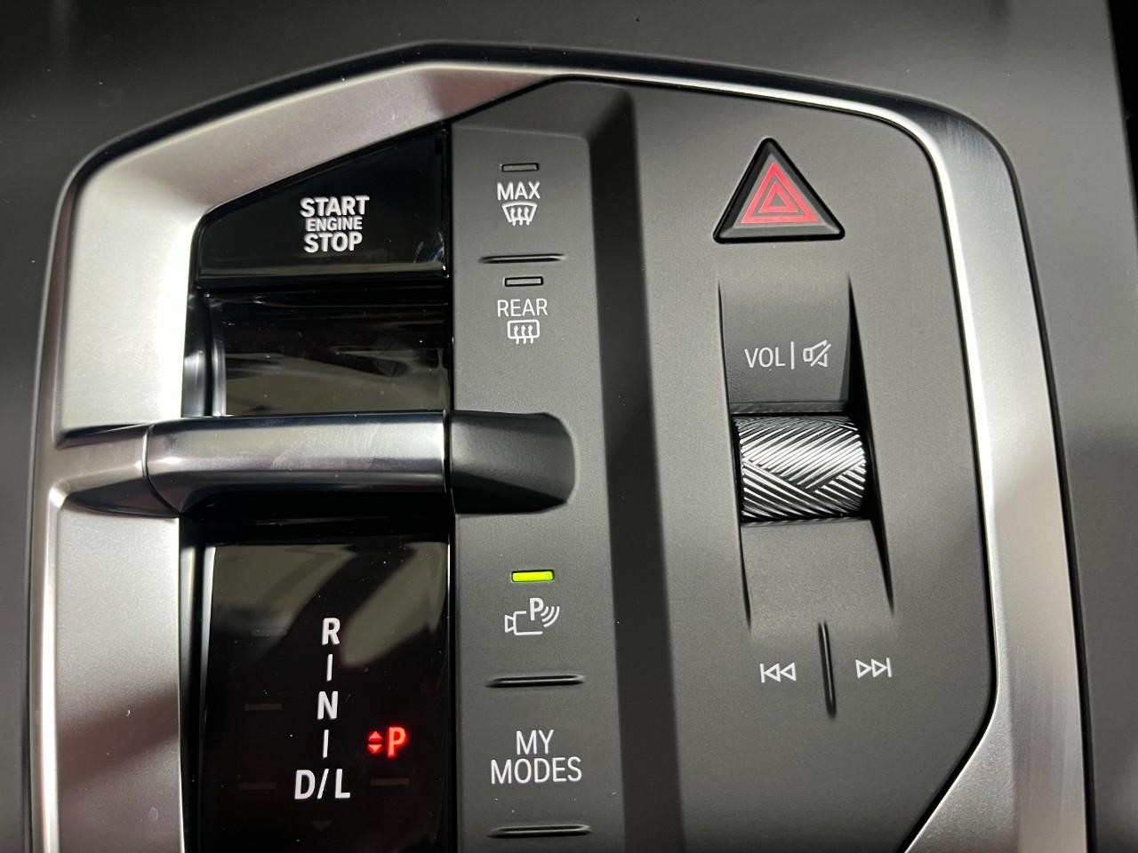 BMW 2 Series Vehicle Full-screen Gallery Image 31