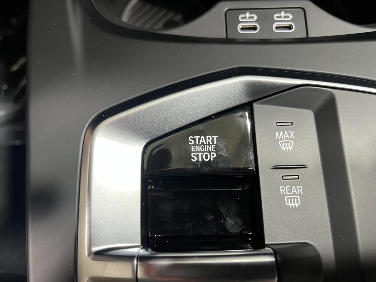 BMW 2 Series Vehicle Full-screen Gallery Image 32