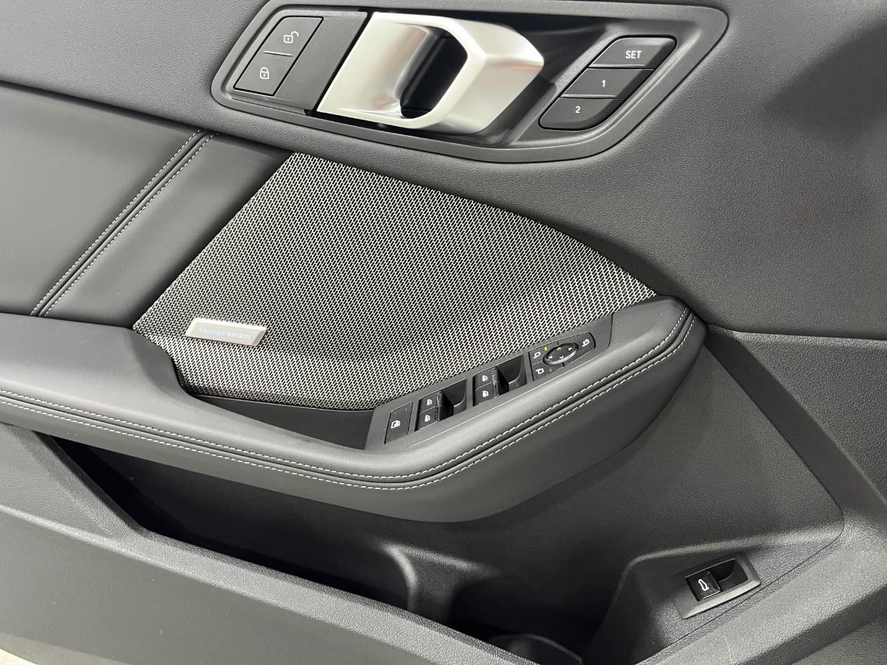 BMW 2 Series Vehicle Full-screen Gallery Image 33