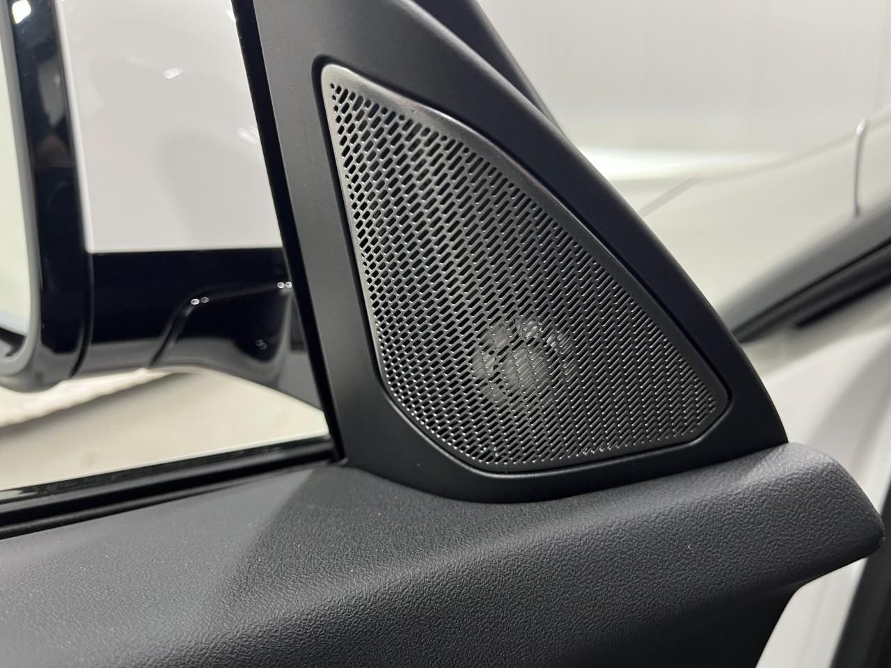 BMW 2 Series Vehicle Full-screen Gallery Image 34