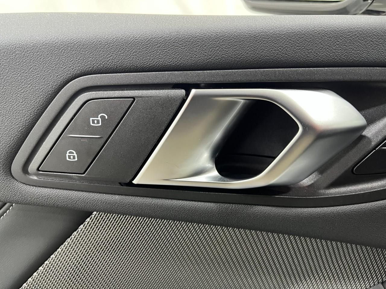 BMW 2 Series Vehicle Full-screen Gallery Image 35