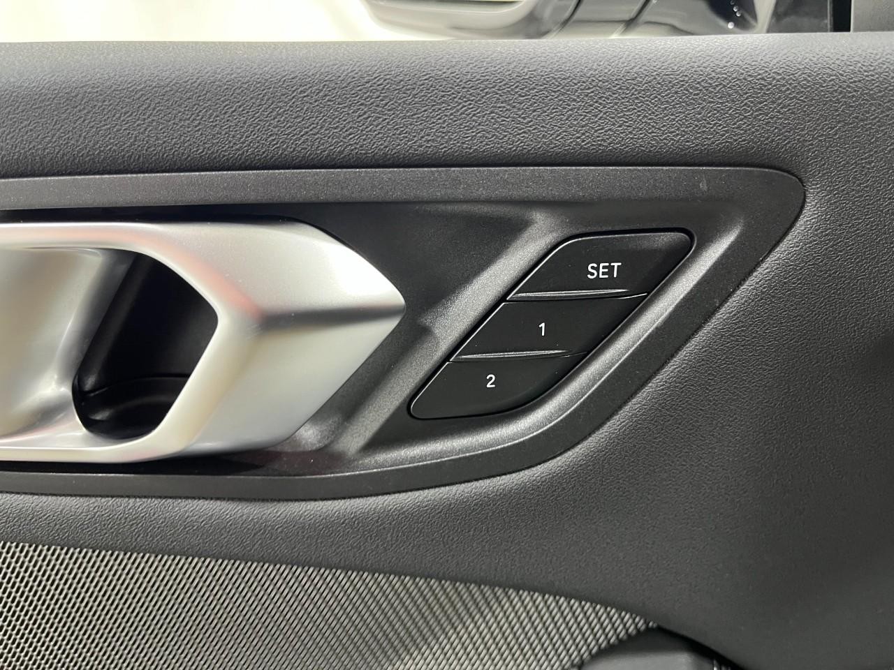 BMW 2 Series Vehicle Full-screen Gallery Image 36