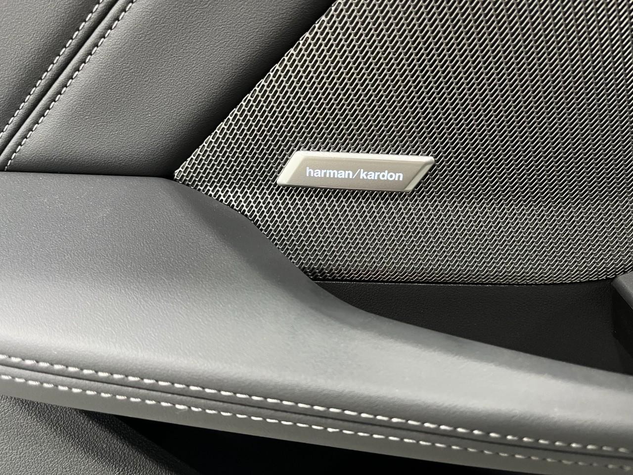 BMW 2 Series Vehicle Full-screen Gallery Image 37