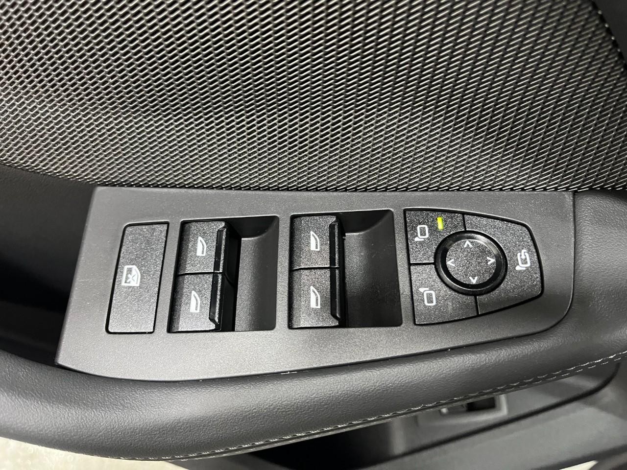 BMW 2 Series Vehicle Full-screen Gallery Image 38