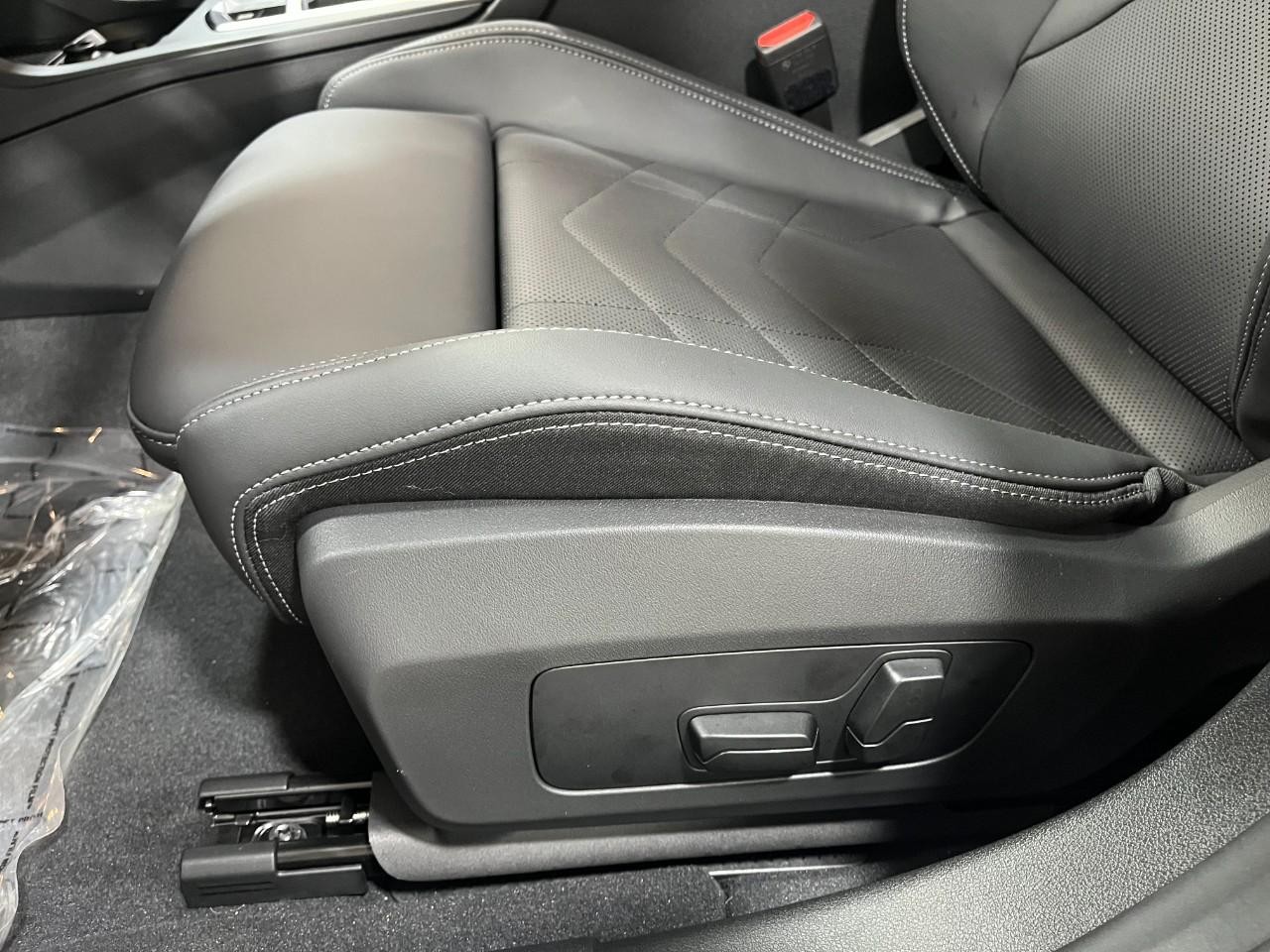 BMW 2 Series Vehicle Full-screen Gallery Image 39