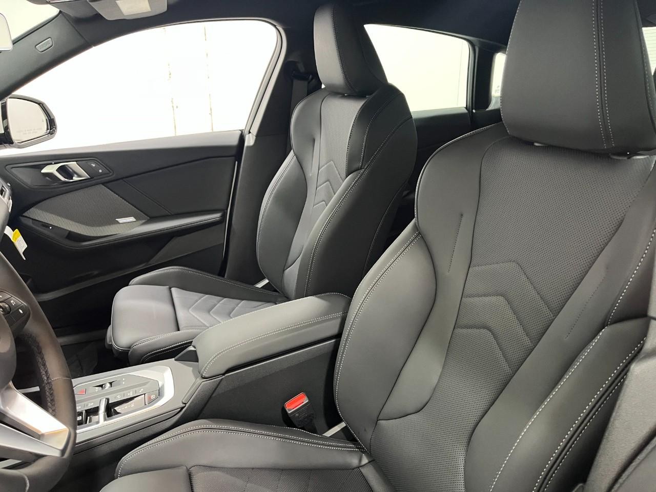 BMW 2 Series Vehicle Full-screen Gallery Image 40