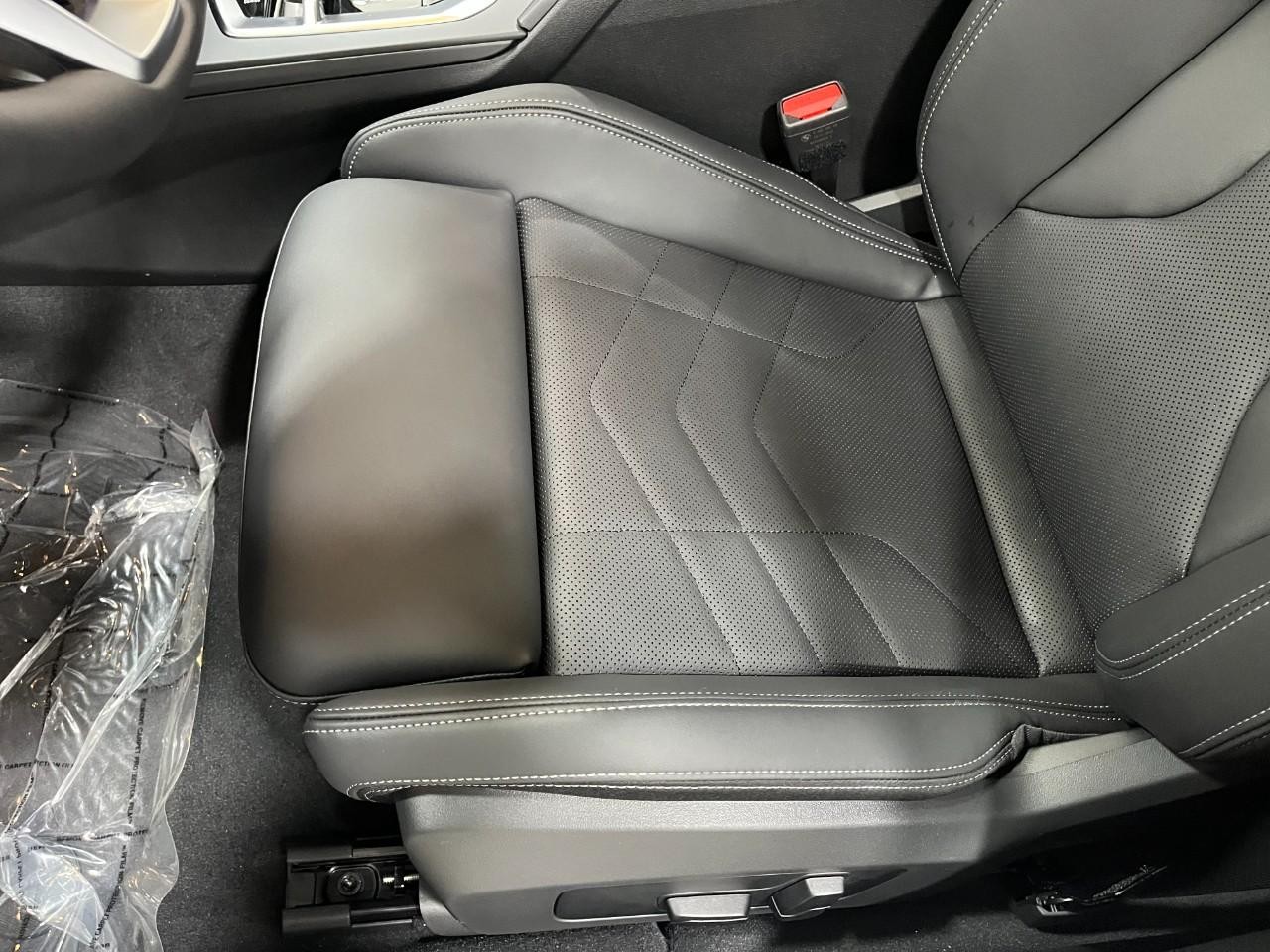 BMW 2 Series Vehicle Full-screen Gallery Image 41