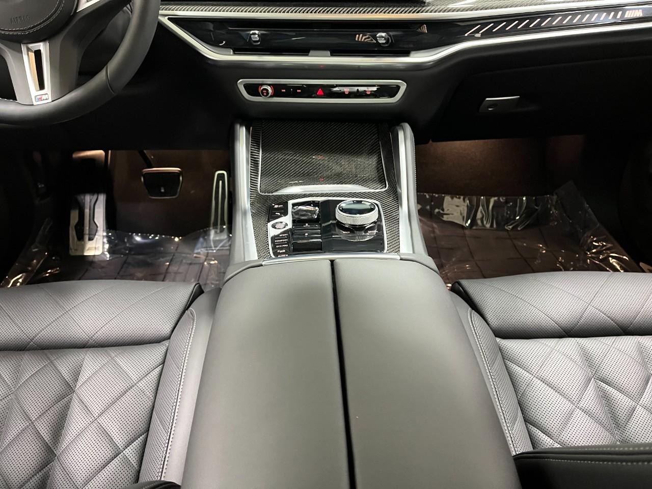 BMW X6 Vehicle Full-screen Gallery Image 17