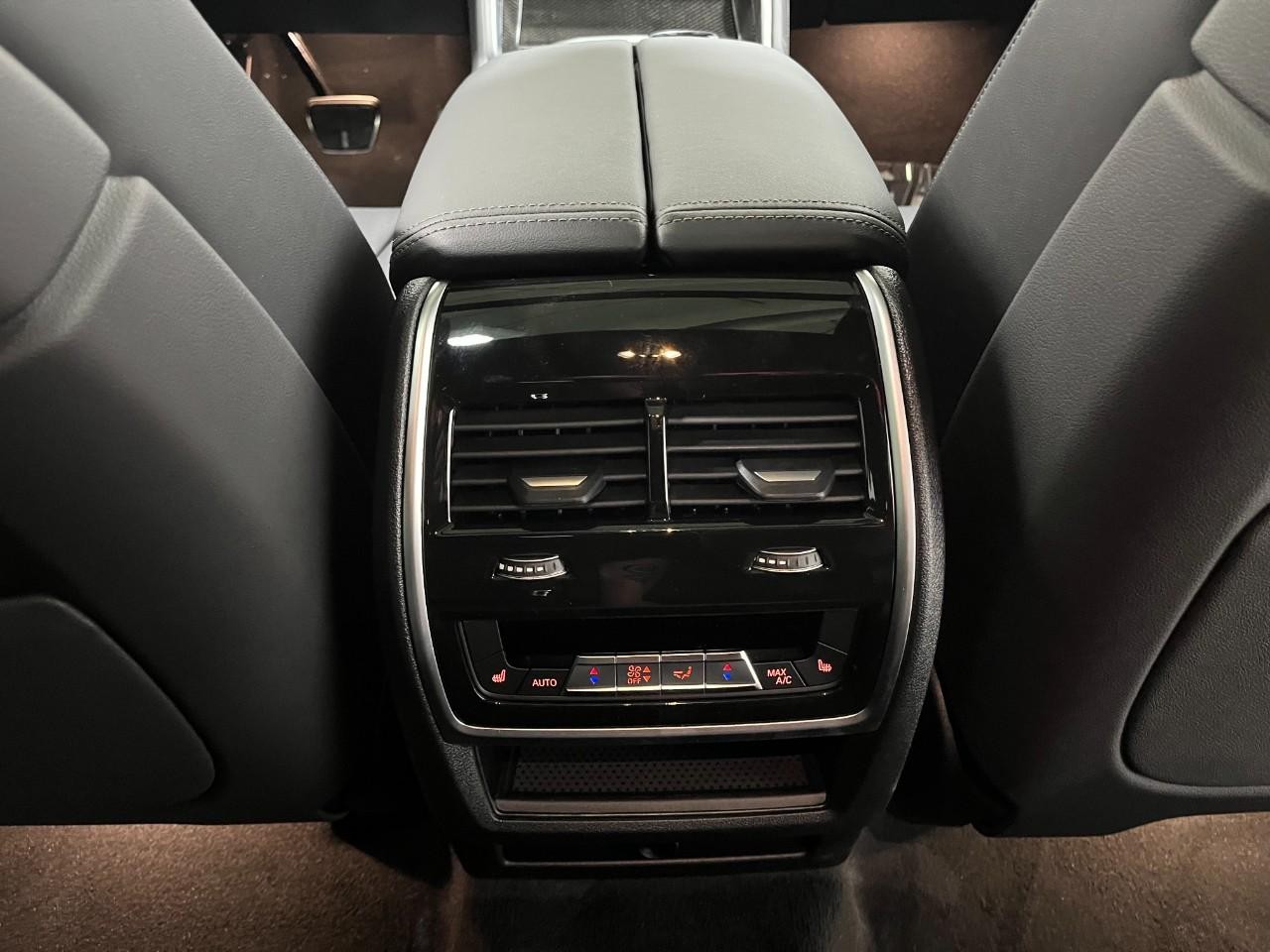 BMW X6 Vehicle Full-screen Gallery Image 18