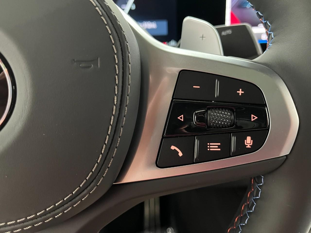 BMW X6 Vehicle Full-screen Gallery Image 23