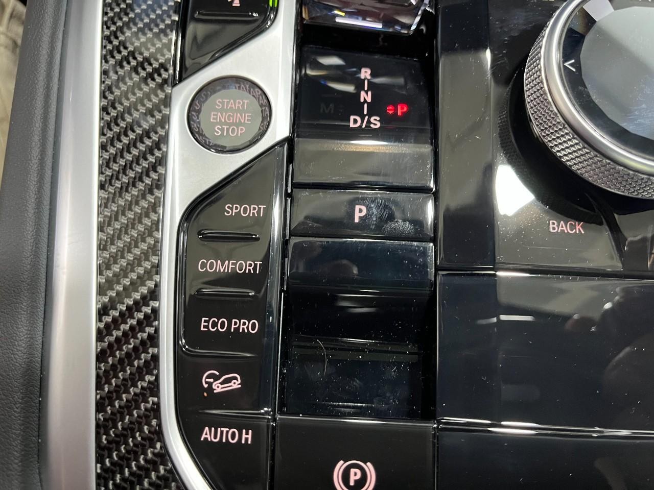 BMW X6 Vehicle Full-screen Gallery Image 30