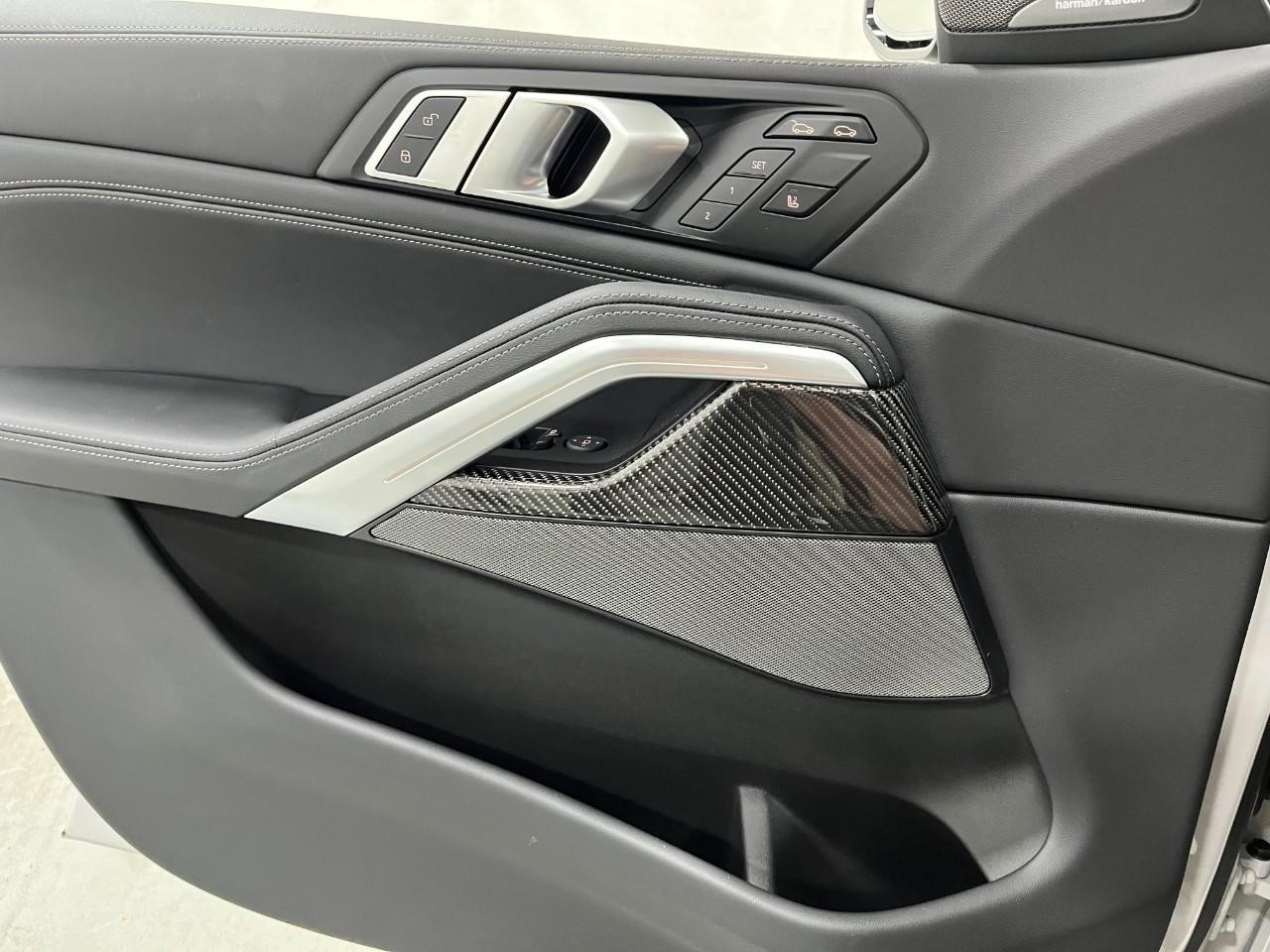 BMW X6 Vehicle Full-screen Gallery Image 31