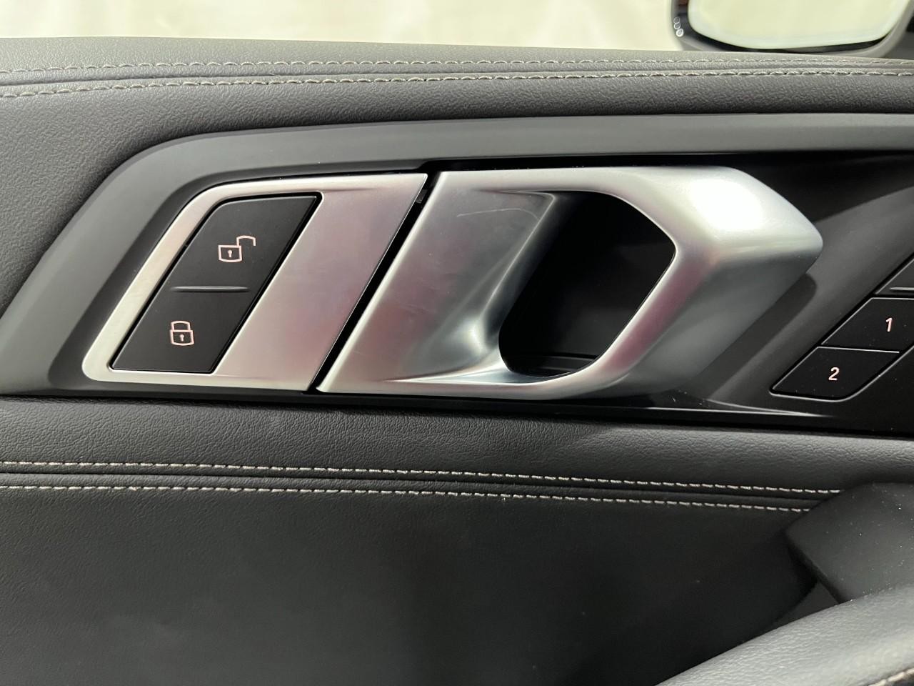 BMW X6 Vehicle Full-screen Gallery Image 33