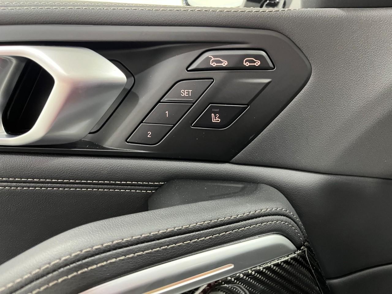 BMW X6 Vehicle Full-screen Gallery Image 34