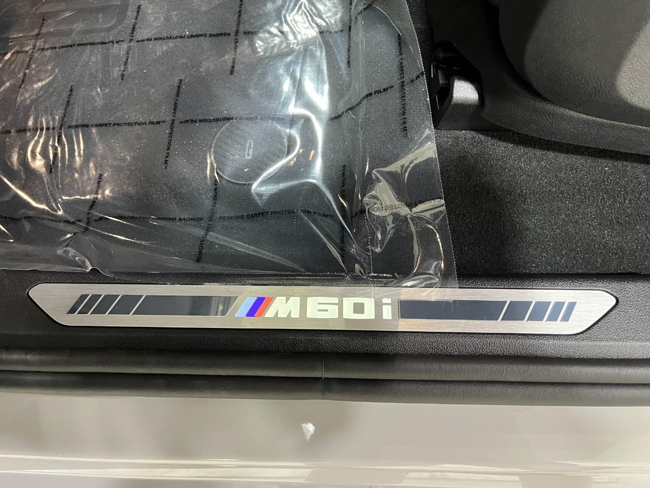 BMW X6 Vehicle Full-screen Gallery Image 36