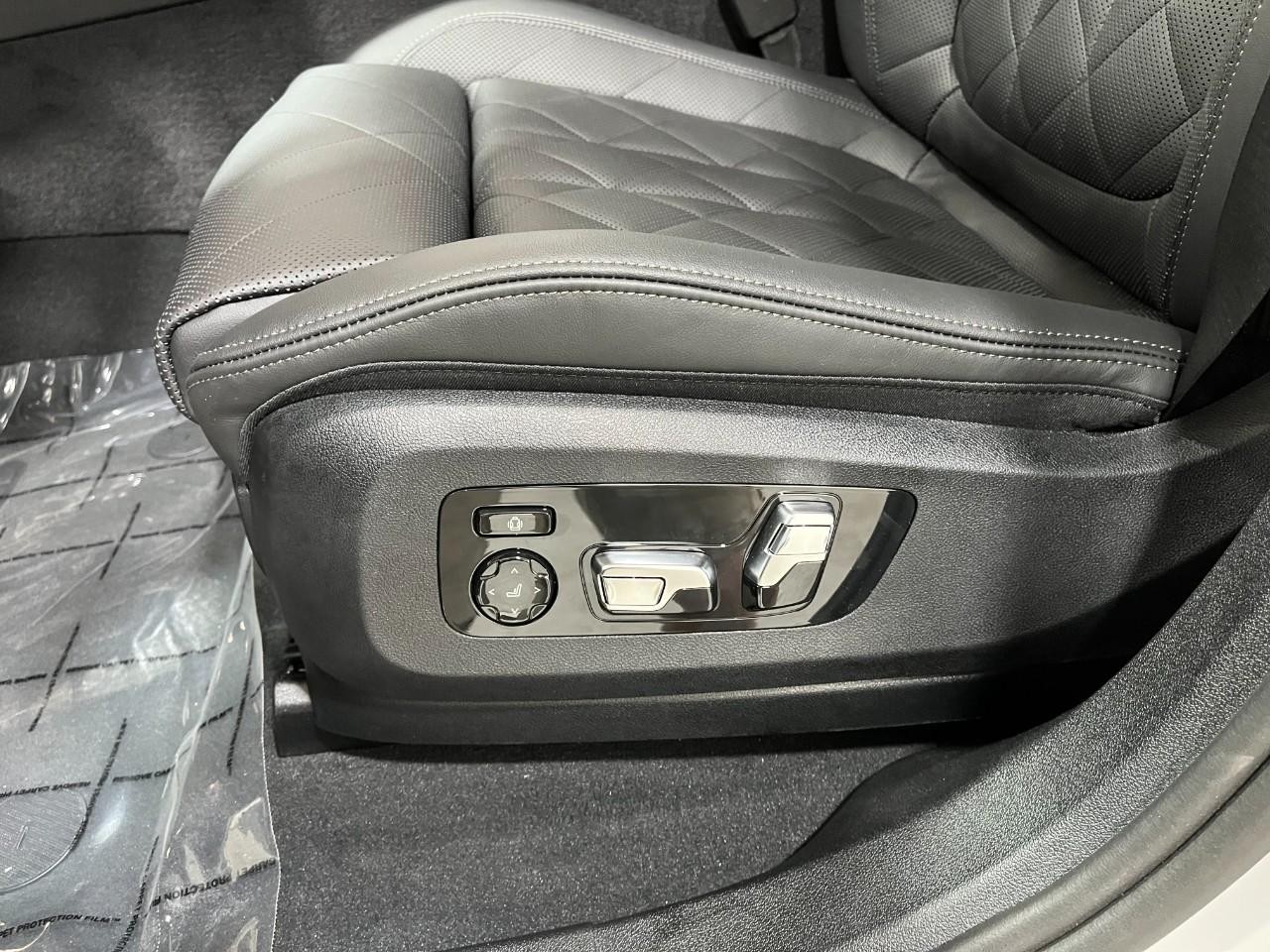 BMW X6 Vehicle Full-screen Gallery Image 37