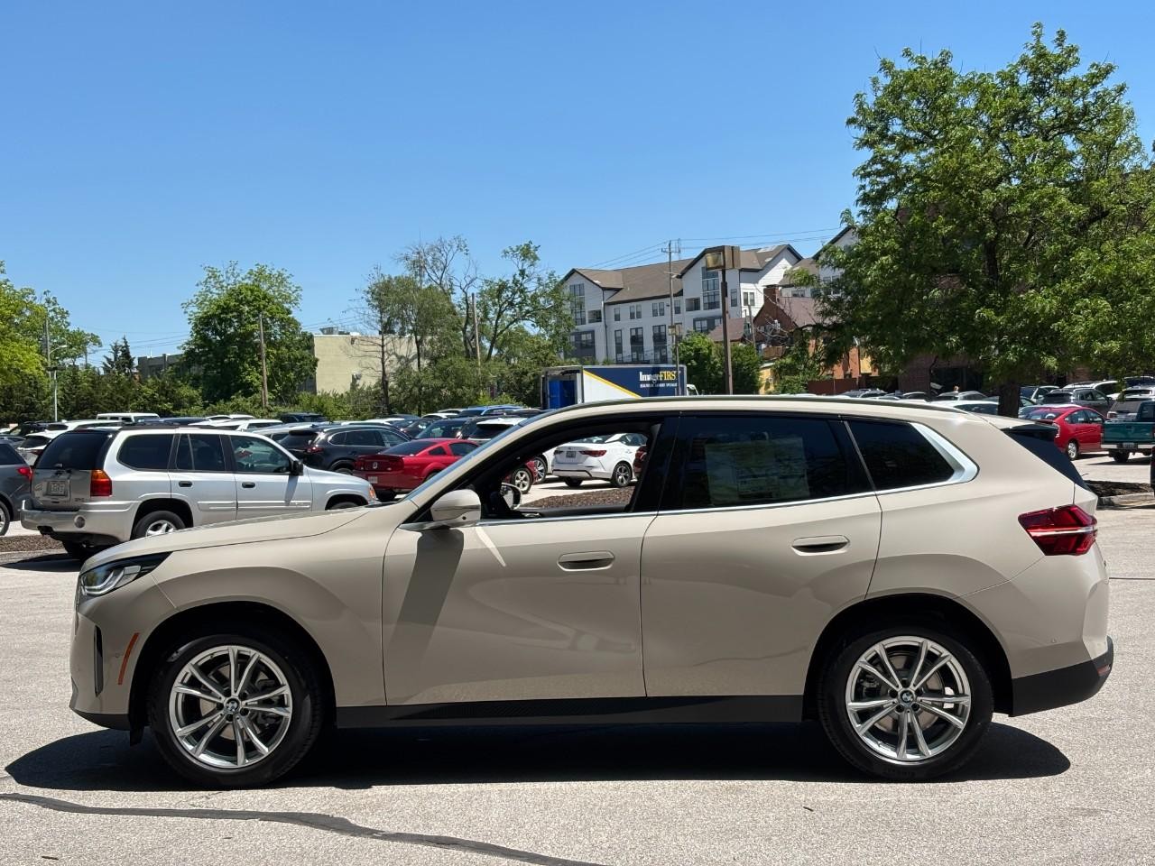 BMW X3 Vehicle Full-screen Gallery Image 2