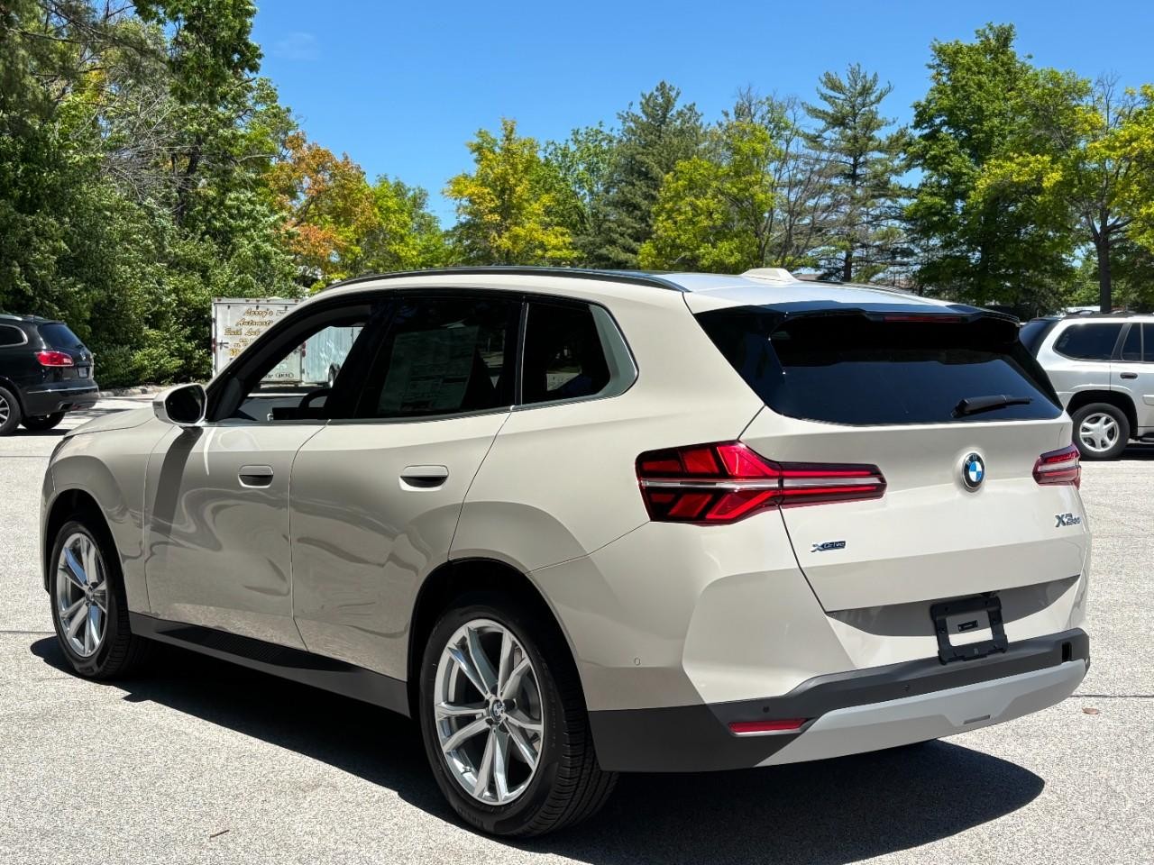BMW X3 Vehicle Full-screen Gallery Image 3