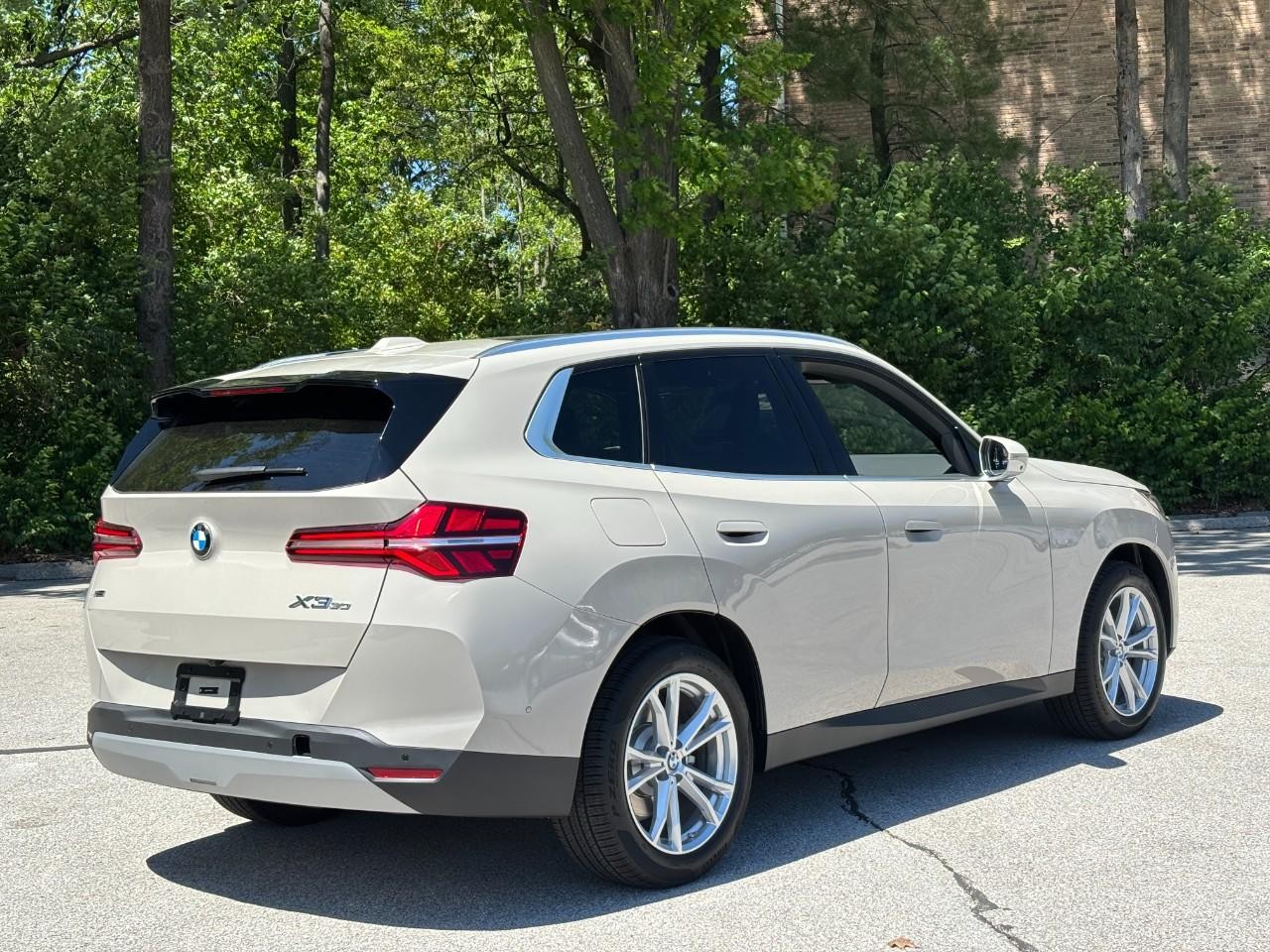 BMW X3 Vehicle Full-screen Gallery Image 4
