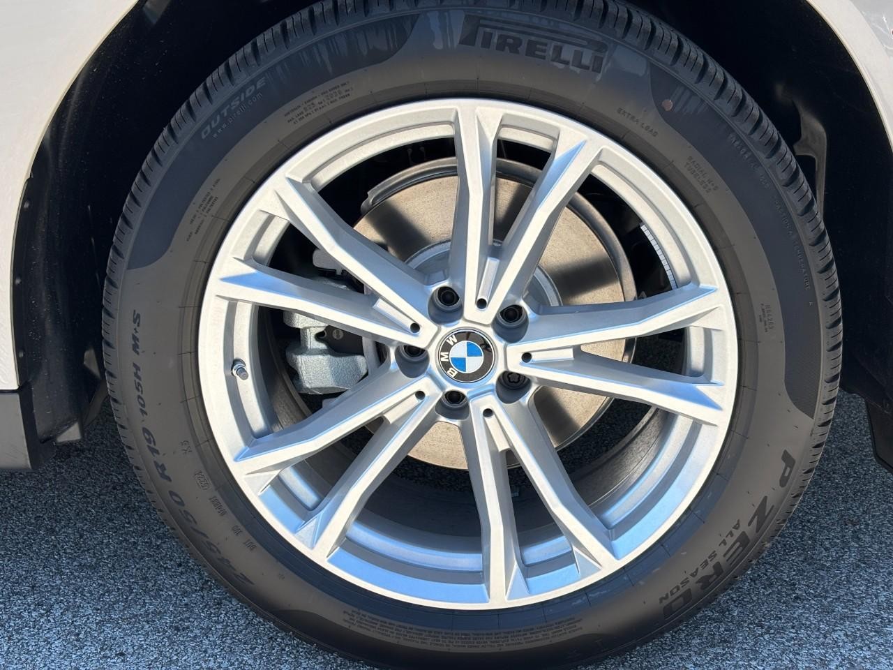 BMW X3 Vehicle Full-screen Gallery Image 5