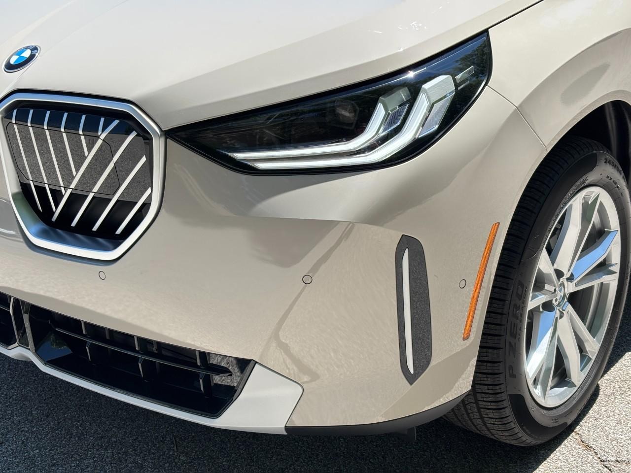 BMW X3 Vehicle Full-screen Gallery Image 9