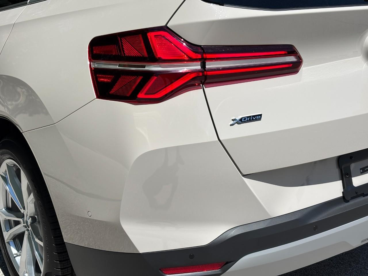 BMW X3 Vehicle Full-screen Gallery Image 11