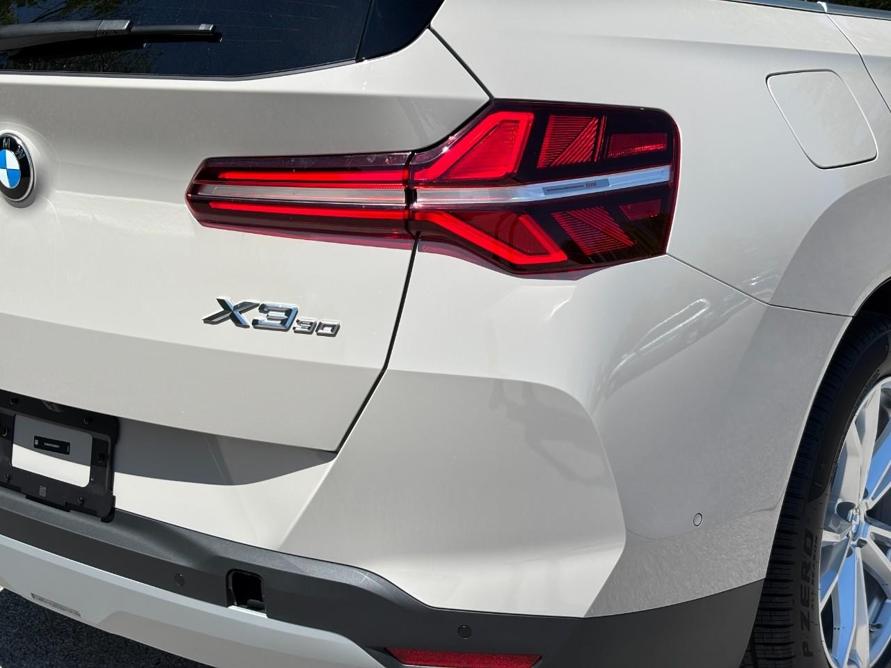 BMW X3 Vehicle Full-screen Gallery Image 12