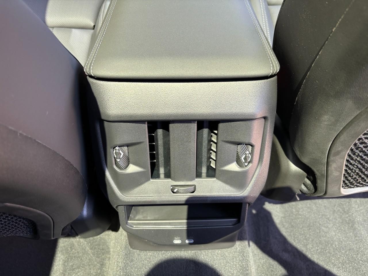 BMW X3 Vehicle Full-screen Gallery Image 18