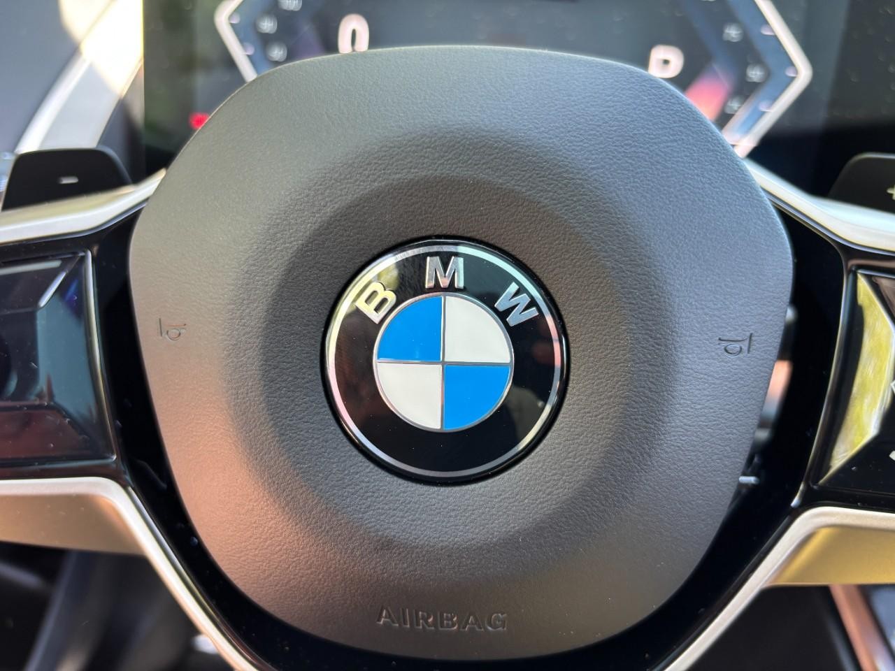 BMW X3 Vehicle Full-screen Gallery Image 22