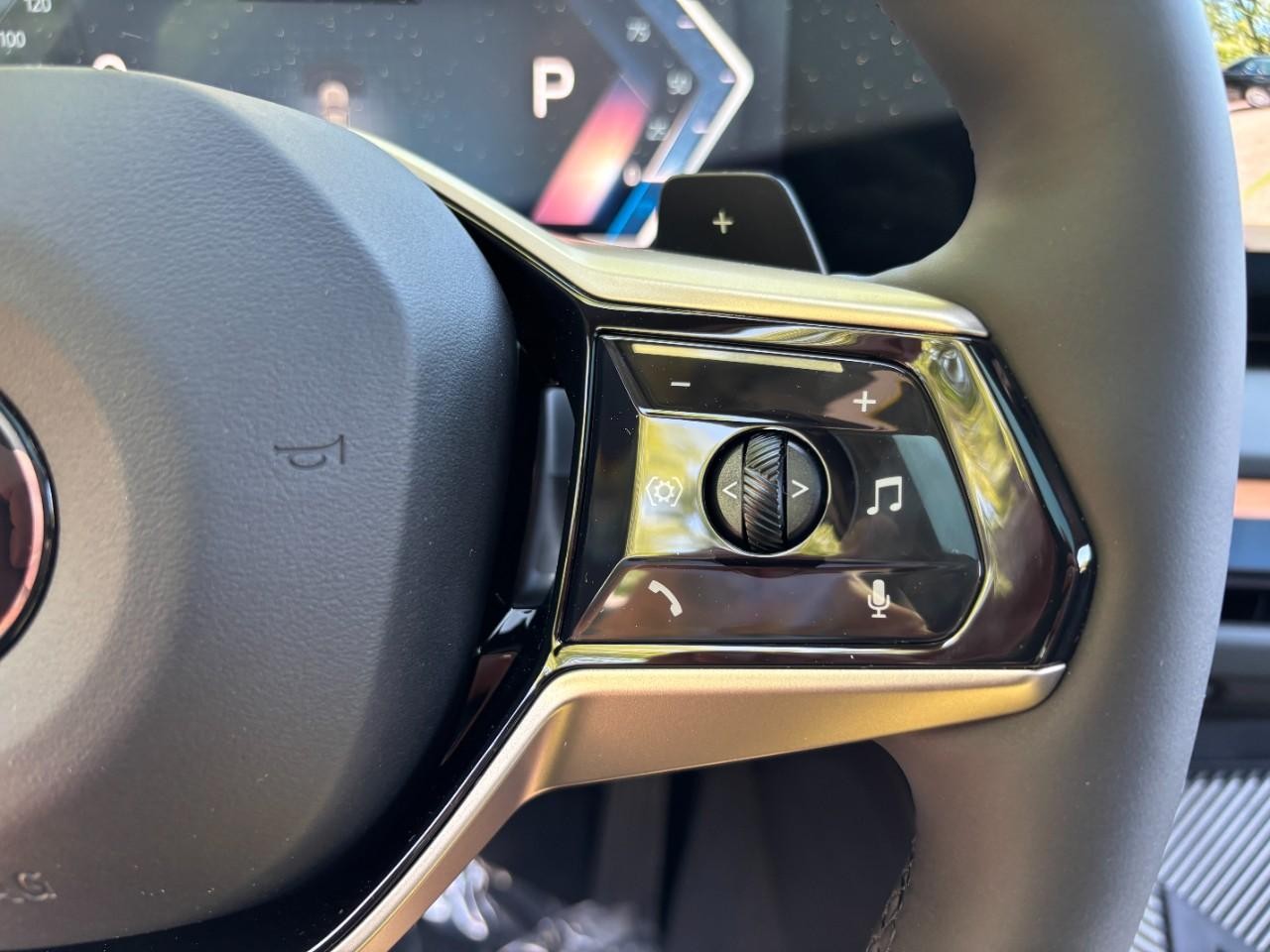 BMW X3 Vehicle Full-screen Gallery Image 23