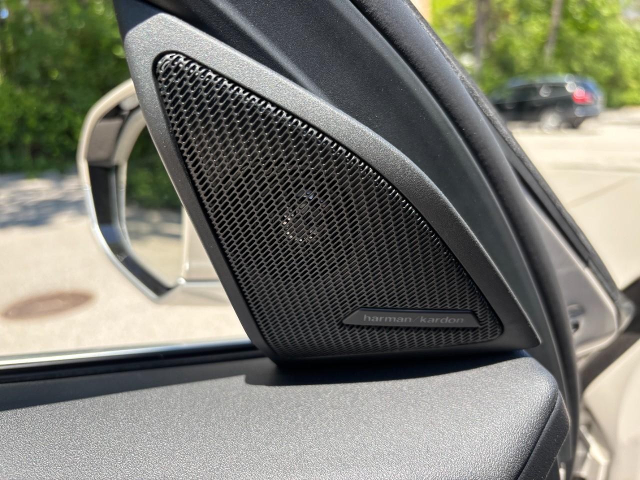 BMW X3 Vehicle Full-screen Gallery Image 32