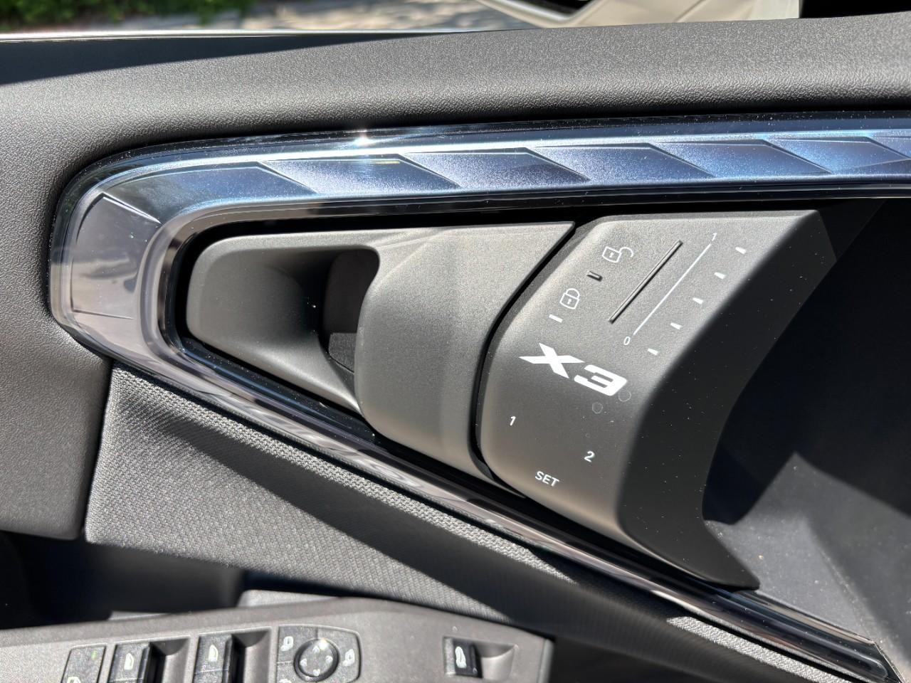 BMW X3 Vehicle Full-screen Gallery Image 33