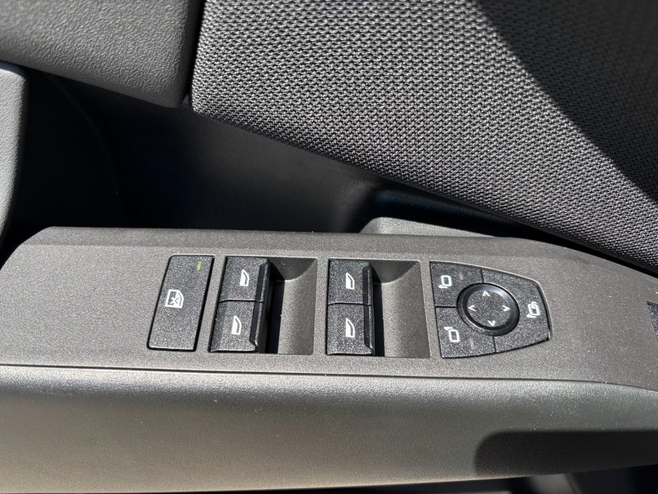 BMW X3 Vehicle Full-screen Gallery Image 34