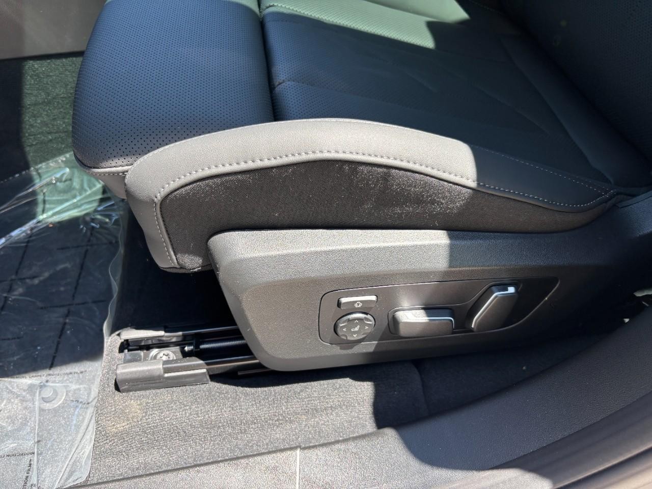 BMW X3 Vehicle Full-screen Gallery Image 35