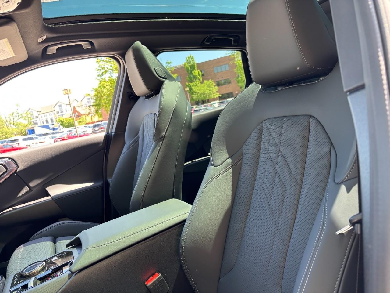 BMW X3 Vehicle Full-screen Gallery Image 36