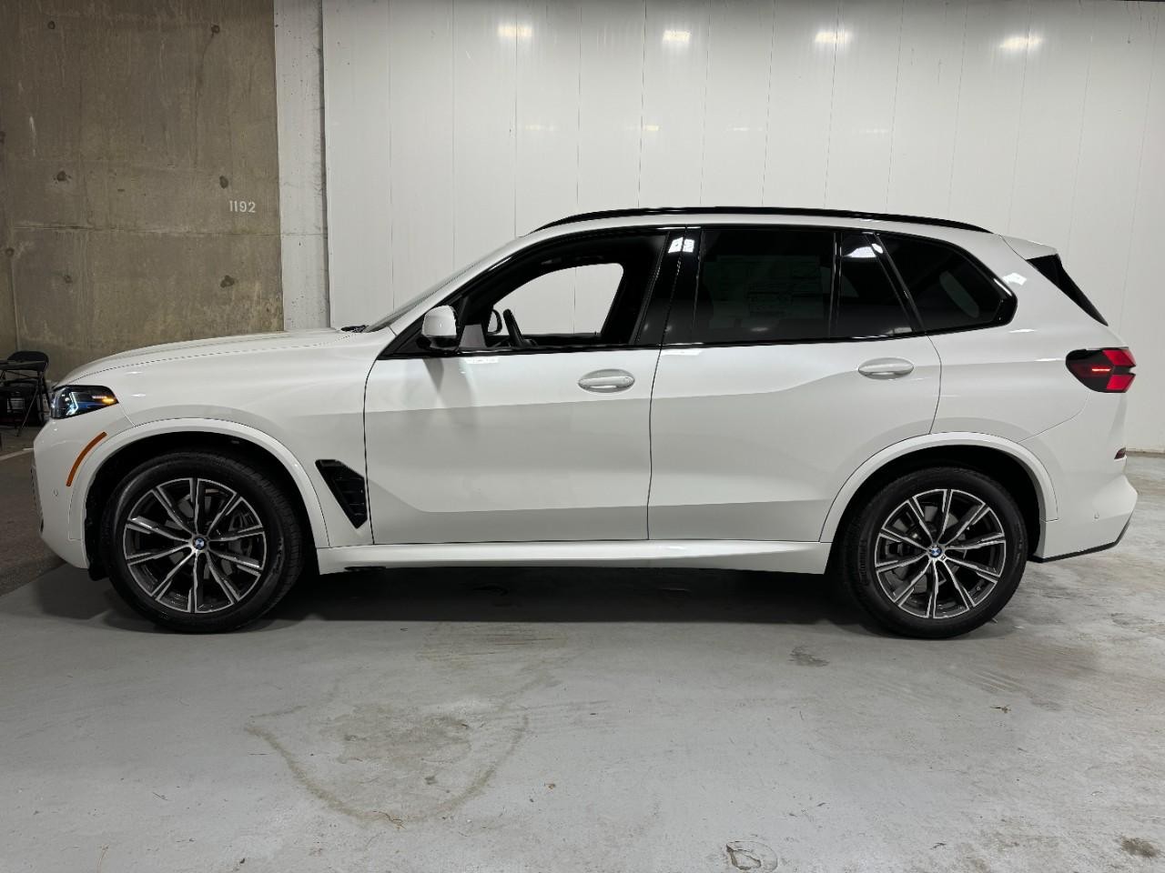 BMW X5 Vehicle Full-screen Gallery Image 2