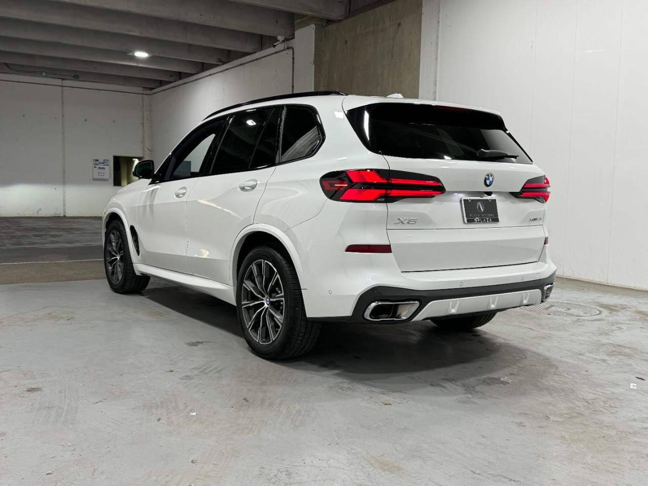 BMW X5 Vehicle Full-screen Gallery Image 3