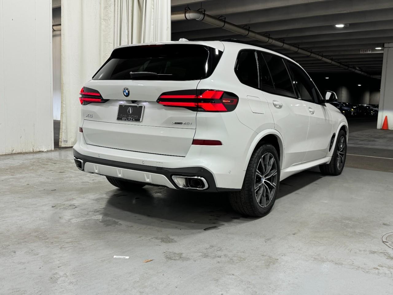 BMW X5 Vehicle Full-screen Gallery Image 4