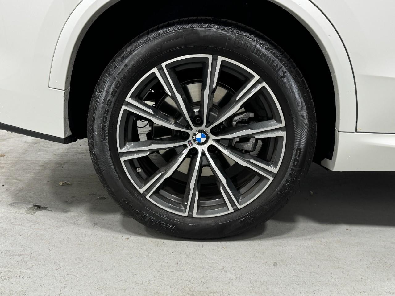 BMW X5 Vehicle Full-screen Gallery Image 5