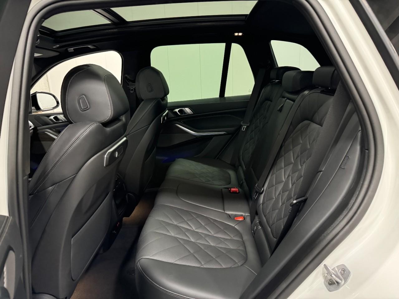 BMW X5 Vehicle Full-screen Gallery Image 8