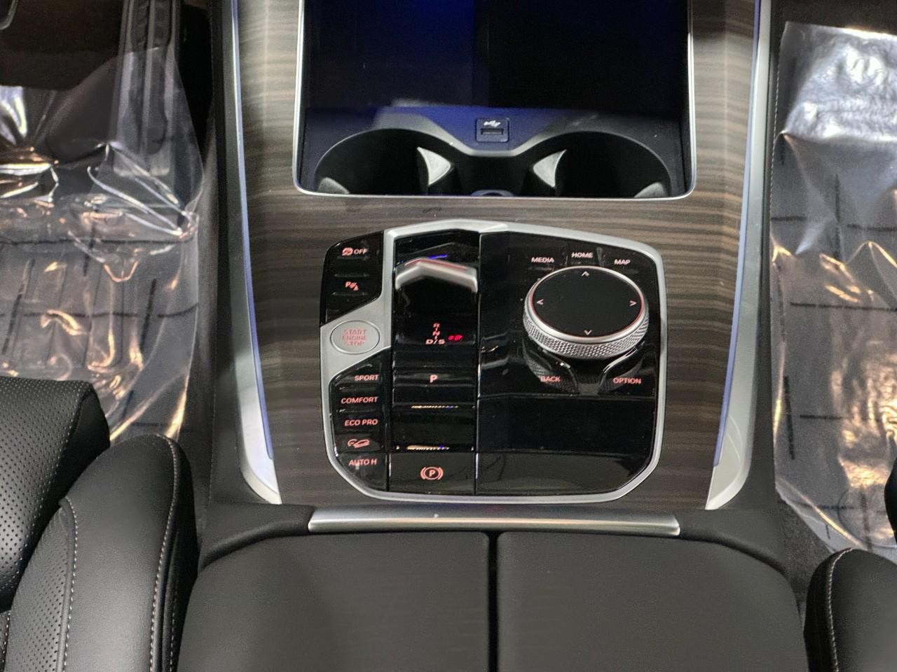 BMW X5 Vehicle Full-screen Gallery Image 15