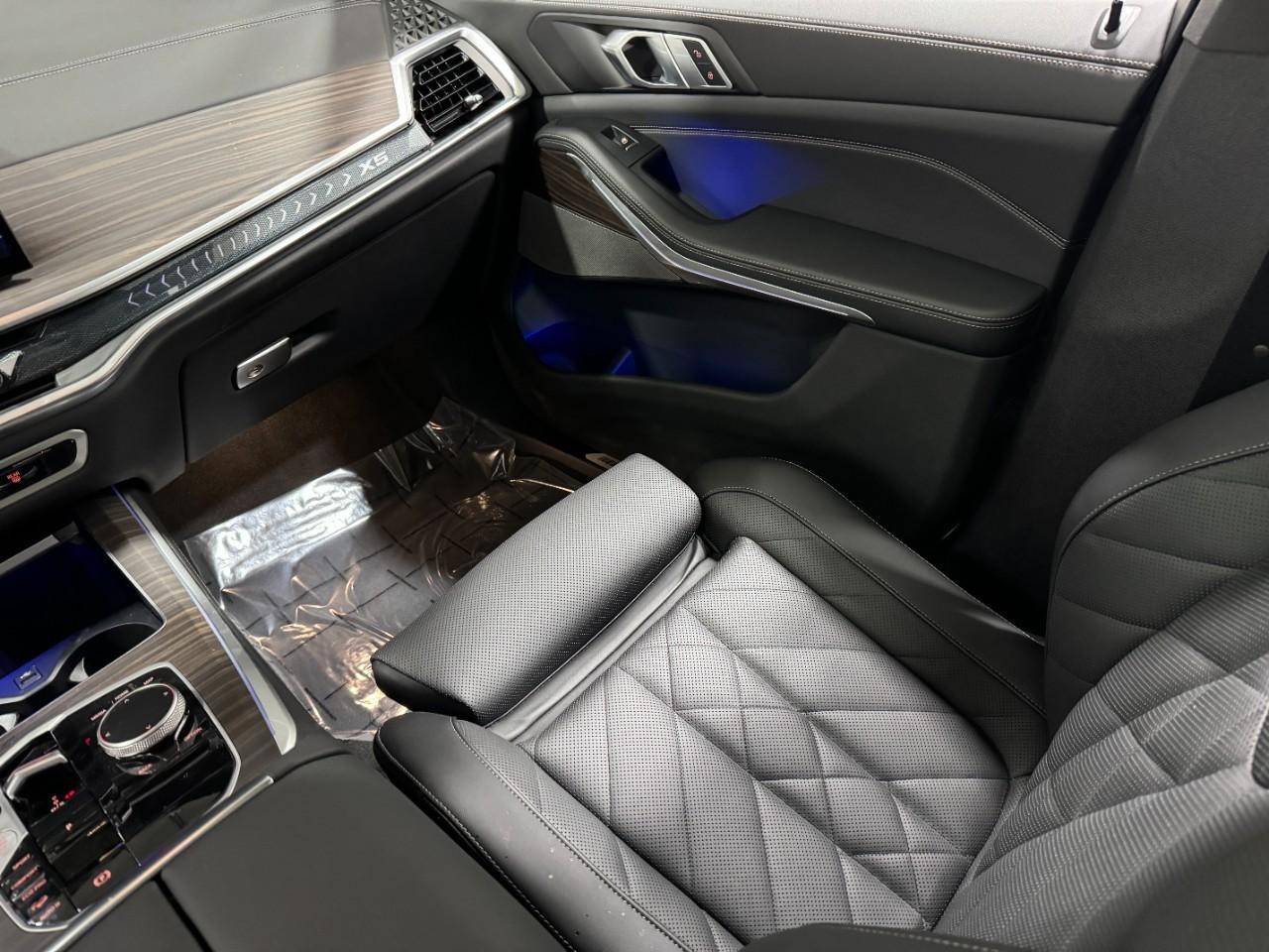 BMW X5 Vehicle Full-screen Gallery Image 16