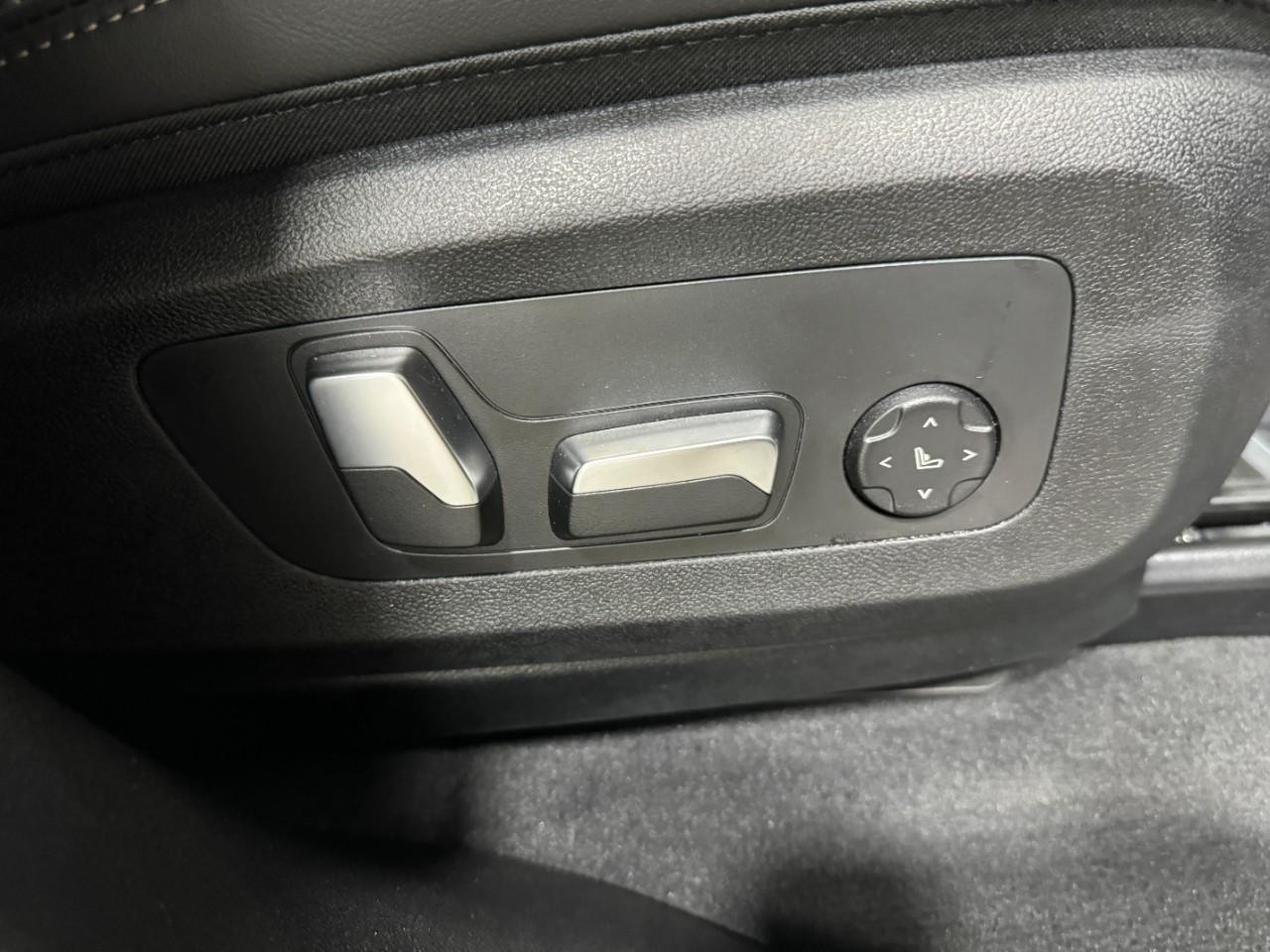 BMW X5 Vehicle Full-screen Gallery Image 19