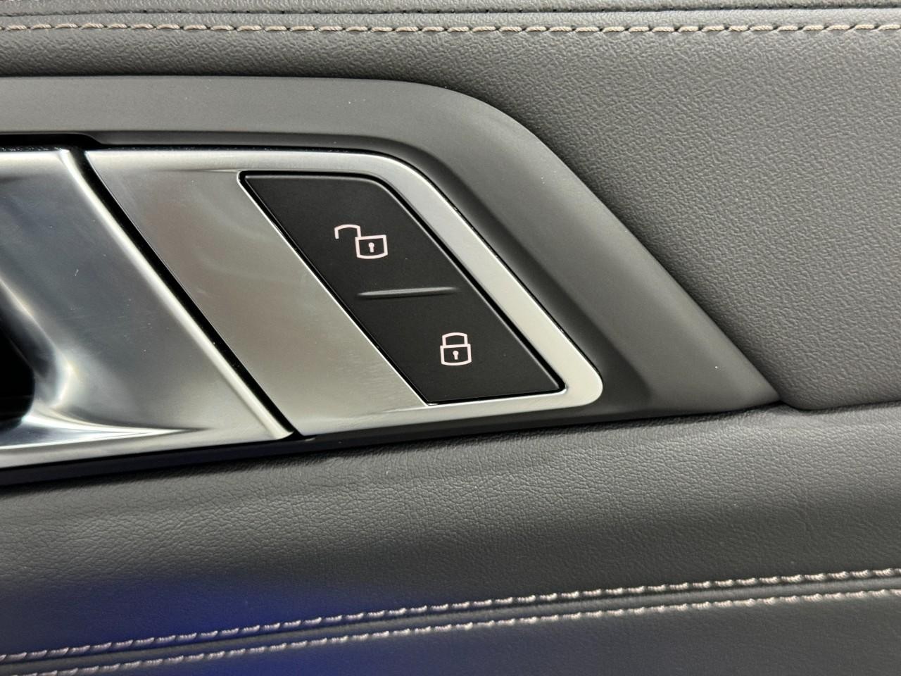 BMW X5 Vehicle Full-screen Gallery Image 20