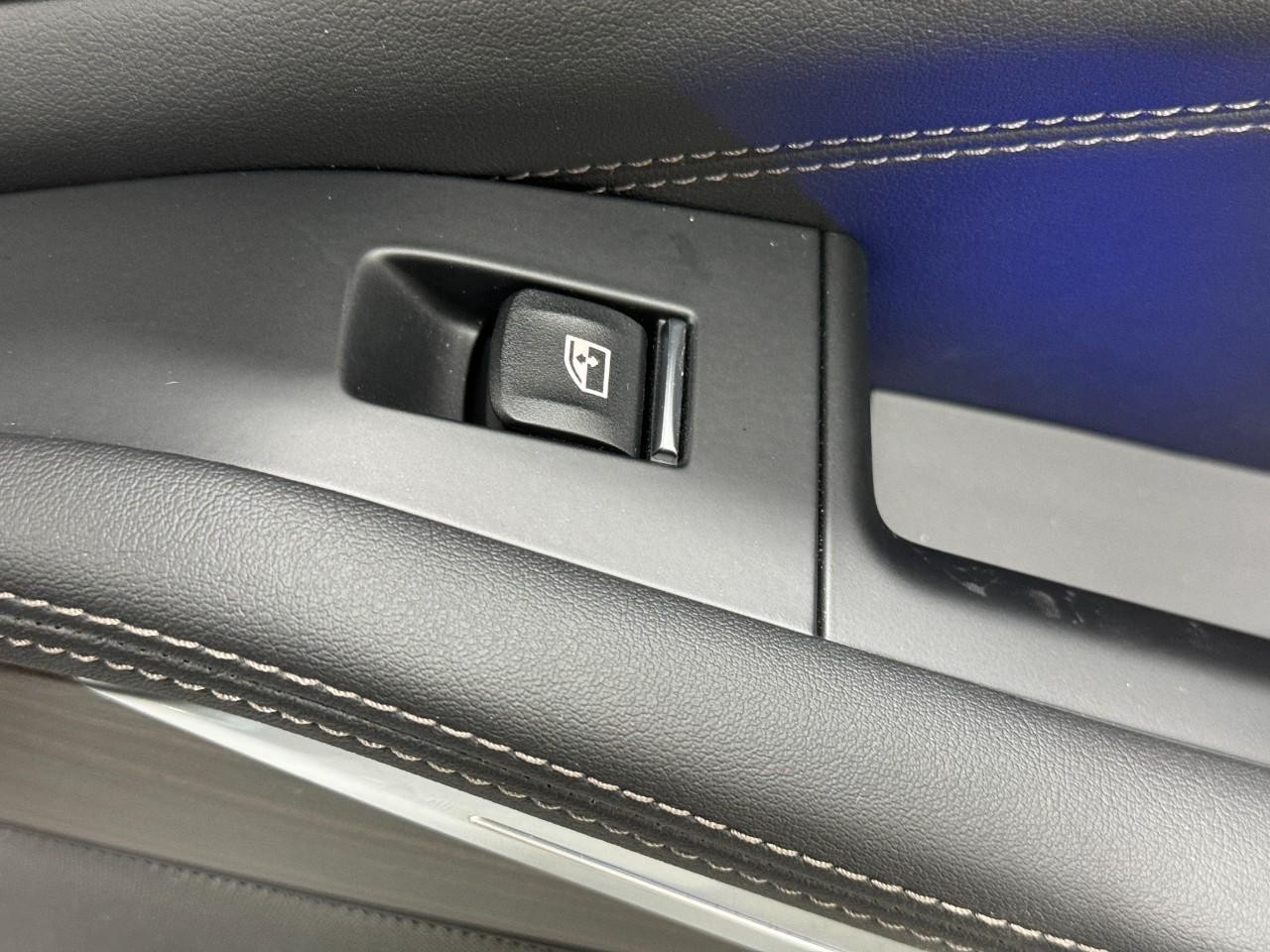 BMW X5 Vehicle Full-screen Gallery Image 21