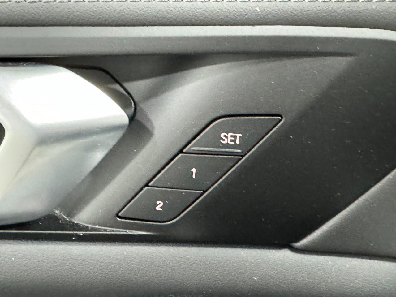 BMW X5 Vehicle Full-screen Gallery Image 23